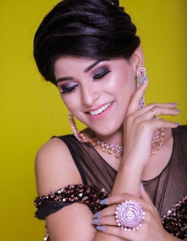 Bride of Beauty island Loreal Salon Patna showing her Best Bridal Makeup in Patna done by the Best Bridal Makeup Artist in Patna at the Best Salon in Patna for Bridal Makeup in most affordable Loreal Bridal Makeup Price in Patna