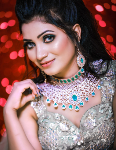 Bride of Beauty island Loreal Salon Patna showing her Best Bridal Makeup in Patna done by the Best Bridal Makeup Artist in Patna at the Best Salon in Patna for Bridal Makeup in most affordable Loreal Bridal Makeup Price in Patna